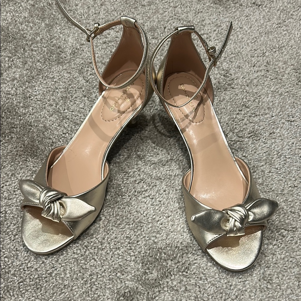 Bandolino Elegant Gold Bow Dressy Women’s Size 9 kitten Heels EUC